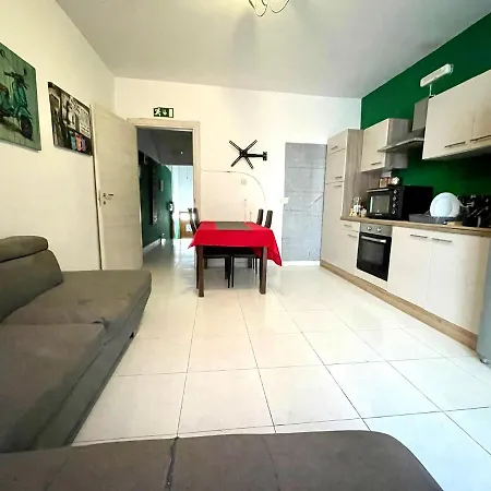 Room 4- Private Room With Ac Wifi And En-Suite Guest house